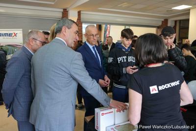 Marszałek Województwa Lubuskiego odwiedził XIII Powiatowe Targi Edukacji i Pracy w auli Centrum Kształcenia Zawodowego i Ustawicznego w Sulechowie