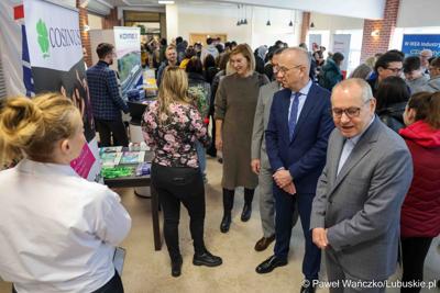 Marszałek Województwa Lubuskiego odwiedził XIII Powiatowe Targi Edukacji i Pracy w auli Centrum Kształcenia Zawodowego i Ustawicznego w Sulechowie