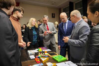 Marszałek Województwa Lubuskiego odwiedził XIII Powiatowe Targi Edukacji i Pracy w auli Centrum Kształcenia Zawodowego i Ustawicznego w Sulechowie