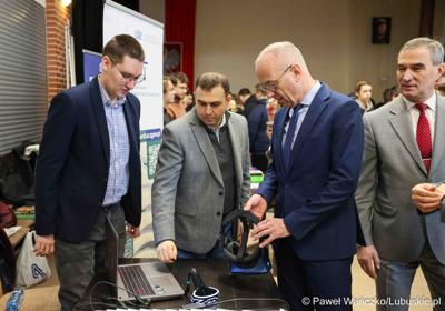 Marszałek Województwa Lubuskiego odwiedził XIII Powiatowe Targi Edukacji i Pracy w auli Centrum Kształcenia Zawodowego i Ustawicznego w Sulechowie