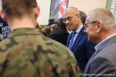 Marszałek Województwa Lubuskiego odwiedził XIII Powiatowe Targi Edukacji i Pracy w auli Centrum Kształcenia Zawodowego i Ustawicznego w Sulechowie