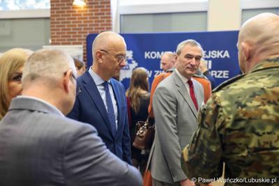 Marszałek Województwa Lubuskiego odwiedził XIII Powiatowe Targi Edukacji i Pracy w auli Centrum Kształcenia Zawodowego i Ustawicznego w Sulechowie