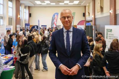 Marszałek Województwa Lubuskiego odwiedził XIII Powiatowe Targi Edukacji i Pracy w auli Centrum Kształcenia Zawodowego i Ustawicznego w Sulechowie