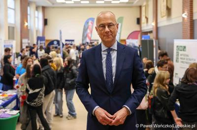 Marszałek Województwa Lubuskiego odwiedził XIII Powiatowe Targi Edukacji i Pracy w auli Centrum Kształcenia Zawodowego i Ustawicznego w Sulechowie