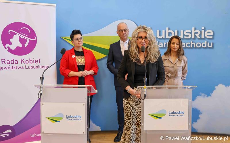 Uczestnicy konferencji prasowej na temat zbliżającego się XV Lubuskiego Kongresu Kobiet