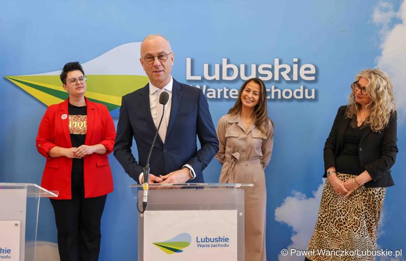 Marszałek Województwa Lubuskiego Marcin Jabłoński przemawia podczas konferencji prasowej na temat zbliżającego się XV Lubuskiego Kongresu Kobiet
