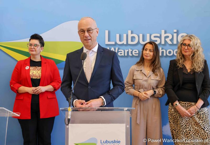 Marszałek Województwa Lubuskiego Marcin Jabłoński przemawia podczas konferencji prasowej na temat zbliżającego się XV Lubuskiego Kongresu Kobiet