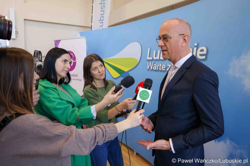 Marszałek Województwa Lubuskiego Marcin Jabłoński udziela wywiadu lubuskim mediom po konferencji prasowej na temat zbliżającego się XV Lubuskiego Kongresu Kobiet