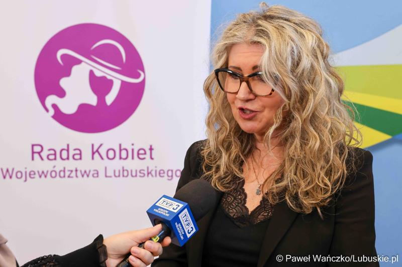 Ewa Jaske udziela wywiadu po konferencji prasowej na temat zbliżającego się XV Lubuskiego Kongresu Kobiet