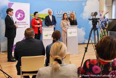 Uczestnicy konferencji prasowej na temat zbliżającego się XV Lubuskiego Kongresu Kobiet 