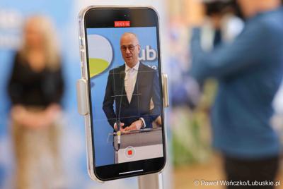 Marszałek Województwa Lubuskiego Marcin Jabłoński przemawia podczas konferencji prasowej na temat zbliżającego się XV Lubuskiego Kongresu Kobiet 