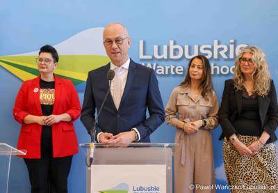 Marszałek Województwa Lubuskiego Marcin Jabłoński przemawia podczas konferencji prasowej na temat zbliżającego się XV Lubuskiego Kongresu Kobiet 