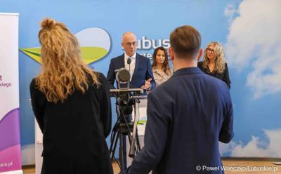 Marszałek Województwa Lubuskiego Marcin Jabłoński przemawia podczas konferencji prasowej na temat zbliżającego się XV Lubuskiego Kongresu Kobiet 