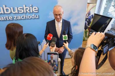 Marszałek Województwa Lubuskiego Marcin Jabłoński udziela wywiadu lubuskim mediom po konferencji prasowej na temat zbliżającego się XV Lubuskiego Kongresu Kobiet 