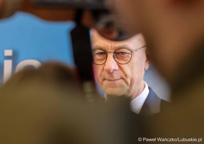 Marszałek Województwa Lubuskiego Marcin Jabłoński na konferencji prasowej na temat zbliżającego się XV Lubuskiego Kongresu Kobiet 