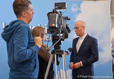 Marszałek Województwa Lubuskiego Marcin Jabłoński udziela wywiadu lubuskim mediom po konferencji prasowej na temat zbliżającego się XV Lubuskiego Kongresu Kobiet 
