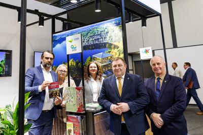 Lubuskie na międzynarodowych Targach Turystycznych ITB Berlin 2025

 Tegoroczne polskie stoisko narodowe koncentruje się na promocji turystyki kulinarnej oraz prezydencji Polski w Unii Europejskiej.
Wśród regionów prezentujących swoją ofertę nie mogło zabraknąć Województwa Lubuskiego. Nasz region promuje swoje unikalne walory – malownicze krajobrazy, bogatą ofertę enoturystyczną oraz aktywne formy wypoczynku w otoczeniu natury. 