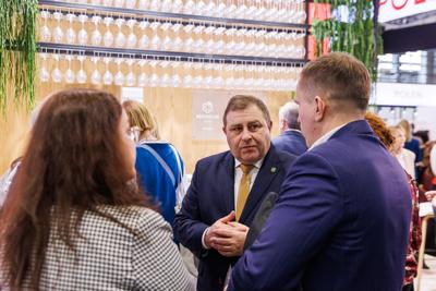 Lubuskie na międzynarodowych Targach Turystycznych ITB Berlin 2025

 Tegoroczne polskie stoisko narodowe koncentruje się na promocji turystyki kulinarnej oraz prezydencji Polski w Unii Europejskiej.
Wśród regionów prezentujących swoją ofertę nie mogło zabraknąć Województwa Lubuskiego. Nasz region promuje swoje unikalne walory – malownicze krajobrazy, bogatą ofertę enoturystyczną oraz aktywne formy wypoczynku w otoczeniu natury. 