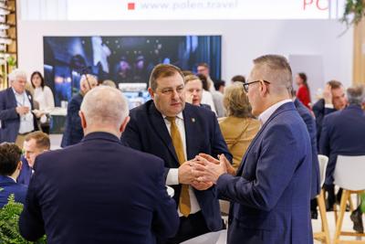 Lubuskie na międzynarodowych Targach Turystycznych ITB Berlin 2025

 Tegoroczne polskie stoisko narodowe koncentruje się na promocji turystyki kulinarnej oraz prezydencji Polski w Unii Europejskiej.
Wśród regionów prezentujących swoją ofertę nie mogło zabraknąć Województwa Lubuskiego. Nasz region promuje swoje unikalne walory – malownicze krajobrazy, bogatą ofertę enoturystyczną oraz aktywne formy wypoczynku w otoczeniu natury. 