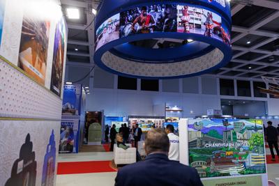 Lubuskie na międzynarodowych Targach Turystycznych ITB Berlin 2025

 Tegoroczne polskie stoisko narodowe koncentruje się na promocji turystyki kulinarnej oraz prezydencji Polski w Unii Europejskiej.
Wśród regionów prezentujących swoją ofertę nie mogło zabraknąć Województwa Lubuskiego. Nasz region promuje swoje unikalne walory – malownicze krajobrazy, bogatą ofertę enoturystyczną oraz aktywne formy wypoczynku w otoczeniu natury. 