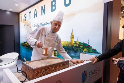 Lubuskie na międzynarodowych Targach Turystycznych ITB Berlin 2025

 Tegoroczne polskie stoisko narodowe koncentruje się na promocji turystyki kulinarnej oraz prezydencji Polski w Unii Europejskiej.
Wśród regionów prezentujących swoją ofertę nie mogło zabraknąć Województwa Lubuskiego. Nasz region promuje swoje unikalne walory – malownicze krajobrazy, bogatą ofertę enoturystyczną oraz aktywne formy wypoczynku w otoczeniu natury. 