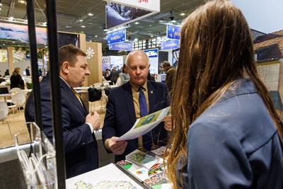 Lubuskie na międzynarodowych Targach Turystycznych ITB Berlin 2025

 Tegoroczne polskie stoisko narodowe koncentruje się na promocji turystyki kulinarnej oraz prezydencji Polski w Unii Europejskiej.
Wśród regionów prezentujących swoją ofertę nie mogło zabraknąć Województwa Lubuskiego. Nasz region promuje swoje unikalne walory – malownicze krajobrazy, bogatą ofertę enoturystyczną oraz aktywne formy wypoczynku w otoczeniu natury. 