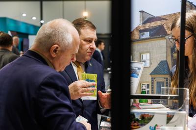 Lubuskie na międzynarodowych Targach Turystycznych ITB Berlin 2025

 Tegoroczne polskie stoisko narodowe koncentruje się na promocji turystyki kulinarnej oraz prezydencji Polski w Unii Europejskiej.
Wśród regionów prezentujących swoją ofertę nie mogło zabraknąć Województwa Lubuskiego. Nasz region promuje swoje unikalne walory – malownicze krajobrazy, bogatą ofertę enoturystyczną oraz aktywne formy wypoczynku w otoczeniu natury. 