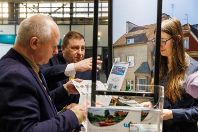 Lubuskie na międzynarodowych Targach Turystycznych ITB Berlin 2025

 Tegoroczne polskie stoisko narodowe koncentruje się na promocji turystyki kulinarnej oraz prezydencji Polski w Unii Europejskiej.
Wśród regionów prezentujących swoją ofertę nie mogło zabraknąć Województwa Lubuskiego. Nasz region promuje swoje unikalne walory – malownicze krajobrazy, bogatą ofertę enoturystyczną oraz aktywne formy wypoczynku w otoczeniu natury. 