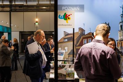 Lubuskie na międzynarodowych Targach Turystycznych ITB Berlin 2025

 Tegoroczne polskie stoisko narodowe koncentruje się na promocji turystyki kulinarnej oraz prezydencji Polski w Unii Europejskiej.
Wśród regionów prezentujących swoją ofertę nie mogło zabraknąć Województwa Lubuskiego. Nasz region promuje swoje unikalne walory – malownicze krajobrazy, bogatą ofertę enoturystyczną oraz aktywne formy wypoczynku w otoczeniu natury. 