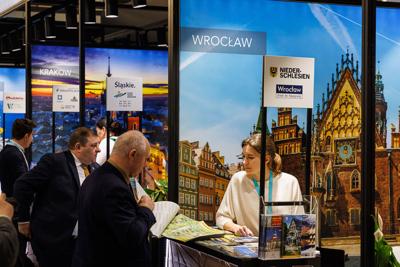 Lubuskie na międzynarodowych Targach Turystycznych ITB Berlin 2025

 Tegoroczne polskie stoisko narodowe koncentruje się na promocji turystyki kulinarnej oraz prezydencji Polski w Unii Europejskiej.
Wśród regionów prezentujących swoją ofertę nie mogło zabraknąć Województwa Lubuskiego. Nasz region promuje swoje unikalne walory – malownicze krajobrazy, bogatą ofertę enoturystyczną oraz aktywne formy wypoczynku w otoczeniu natury. 