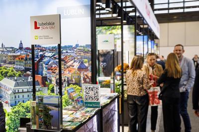 Lubuskie na międzynarodowych Targach Turystycznych ITB Berlin 2025

 Tegoroczne polskie stoisko narodowe koncentruje się na promocji turystyki kulinarnej oraz prezydencji Polski w Unii Europejskiej.
Wśród regionów prezentujących swoją ofertę nie mogło zabraknąć Województwa Lubuskiego. Nasz region promuje swoje unikalne walory – malownicze krajobrazy, bogatą ofertę enoturystyczną oraz aktywne formy wypoczynku w otoczeniu natury. 