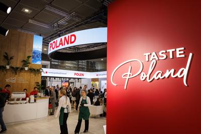 Lubuskie na międzynarodowych Targach Turystycznych ITB Berlin 2025

 Tegoroczne polskie stoisko narodowe koncentruje się na promocji turystyki kulinarnej oraz prezydencji Polski w Unii Europejskiej.
Wśród regionów prezentujących swoją ofertę nie mogło zabraknąć Województwa Lubuskiego. Nasz region promuje swoje unikalne walory – malownicze krajobrazy, bogatą ofertę enoturystyczną oraz aktywne formy wypoczynku w otoczeniu natury. 