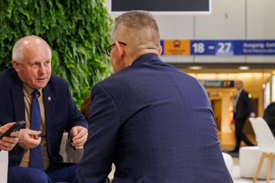 Lubuskie na międzynarodowych Targach Turystycznych ITB Berlin 2025

 Tegoroczne polskie stoisko narodowe koncentruje się na promocji turystyki kulinarnej oraz prezydencji Polski w Unii Europejskiej.
Wśród regionów prezentujących swoją ofertę nie mogło zabraknąć Województwa Lubuskiego. Nasz region promuje swoje unikalne walory – malownicze krajobrazy, bogatą ofertę enoturystyczną oraz aktywne formy wypoczynku w otoczeniu natury. 