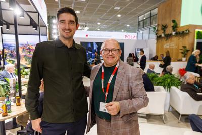 Lubuskie na międzynarodowych Targach Turystycznych ITB Berlin 2025

 Tegoroczne polskie stoisko narodowe koncentruje się na promocji turystyki kulinarnej oraz prezydencji Polski w Unii Europejskiej.
Wśród regionów prezentujących swoją ofertę nie mogło zabraknąć Województwa Lubuskiego. Nasz region promuje swoje unikalne walory – malownicze krajobrazy, bogatą ofertę enoturystyczną oraz aktywne formy wypoczynku w otoczeniu natury. 