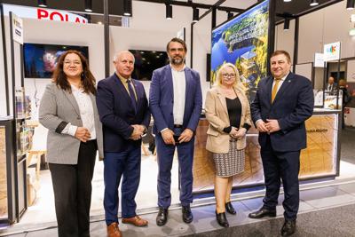 Lubuskie na międzynarodowych Targach Turystycznych ITB Berlin 2025

 Tegoroczne polskie stoisko narodowe koncentruje się na promocji turystyki kulinarnej oraz prezydencji Polski w Unii Europejskiej.
Wśród regionów prezentujących swoją ofertę nie mogło zabraknąć Województwa Lubuskiego. Nasz region promuje swoje unikalne walory – malownicze krajobrazy, bogatą ofertę enoturystyczną oraz aktywne formy wypoczynku w otoczeniu natury. 