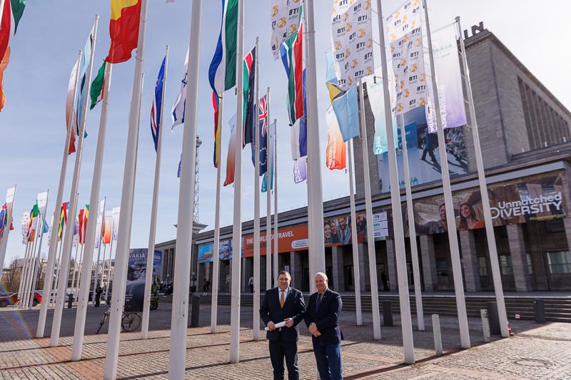 Lubuskie na międzynarodowych Targach Turystycznych ITB Berlin 2025

 Tegoroczne polskie stoisko narodowe koncentruje się na promocji turystyki kulinarnej oraz prezydencji Polski w Unii Europejskiej.
Wśród regionów prezentujących swoją ofertę nie mogło zabraknąć Województwa Lubuskiego. Nasz region promuje swoje unikalne walory – malownicze krajobrazy, bogatą ofertę enoturystyczną oraz aktywne formy wypoczynku w otoczeniu natury.