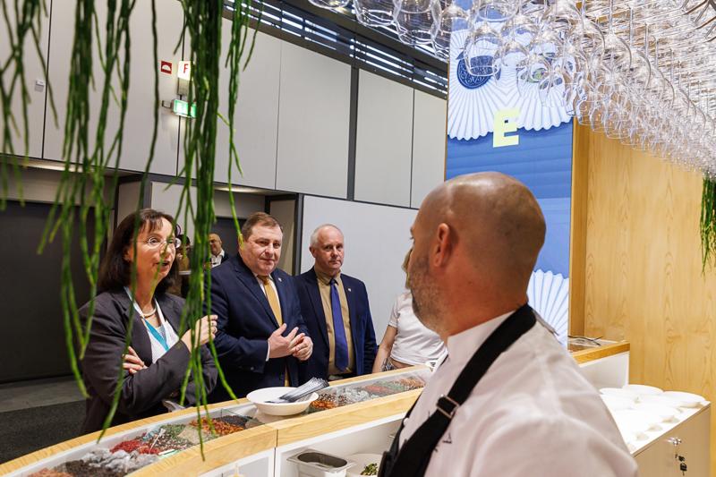 Lubuskie na międzynarodowych Targach Turystycznych ITB Berlin 2025

 Tegoroczne polskie stoisko narodowe koncentruje się na promocji turystyki kulinarnej oraz prezydencji Polski w Unii Europejskiej.
Wśród regionów prezentujących swoją ofertę nie mogło zabraknąć Województwa Lubuskiego. Nasz region promuje swoje unikalne walory – malownicze krajobrazy, bogatą ofertę enoturystyczną oraz aktywne formy wypoczynku w otoczeniu natury.