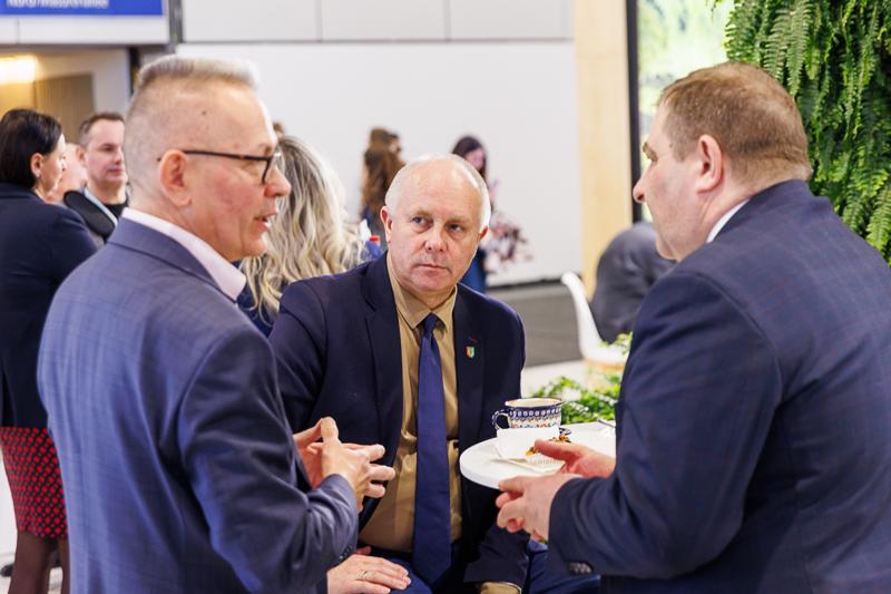 Lubuskie na międzynarodowych Targach Turystycznych ITB Berlin 2025

 Tegoroczne polskie stoisko narodowe koncentruje się na promocji turystyki kulinarnej oraz prezydencji Polski w Unii Europejskiej.
Wśród regionów prezentujących swoją ofertę nie mogło zabraknąć Województwa Lubuskiego. Nasz region promuje swoje unikalne walory – malownicze krajobrazy, bogatą ofertę enoturystyczną oraz aktywne formy wypoczynku w otoczeniu natury.
