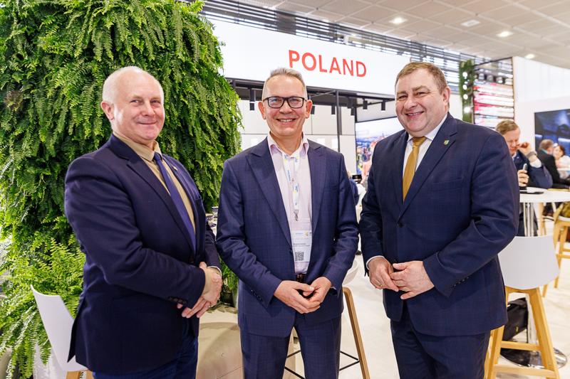 Lubuskie na międzynarodowych Targach Turystycznych ITB Berlin 2025

 Tegoroczne polskie stoisko narodowe koncentruje się na promocji turystyki kulinarnej oraz prezydencji Polski w Unii Europejskiej.
Wśród regionów prezentujących swoją ofertę nie mogło zabraknąć Województwa Lubuskiego. Nasz region promuje swoje unikalne walory – malownicze krajobrazy, bogatą ofertę enoturystyczną oraz aktywne formy wypoczynku w otoczeniu natury.