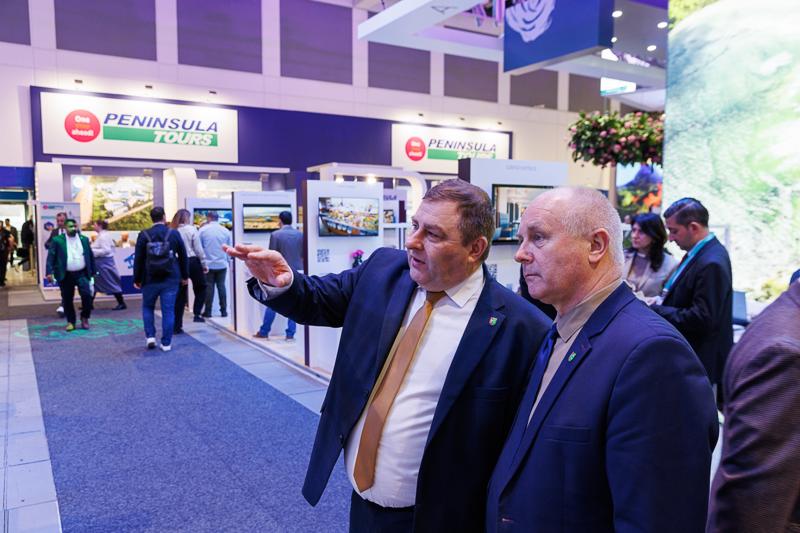 Lubuskie na międzynarodowych Targach Turystycznych ITB Berlin 2025

 Tegoroczne polskie stoisko narodowe koncentruje się na promocji turystyki kulinarnej oraz prezydencji Polski w Unii Europejskiej.
Wśród regionów prezentujących swoją ofertę nie mogło zabraknąć Województwa Lubuskiego. Nasz region promuje swoje unikalne walory – malownicze krajobrazy, bogatą ofertę enoturystyczną oraz aktywne formy wypoczynku w otoczeniu natury.