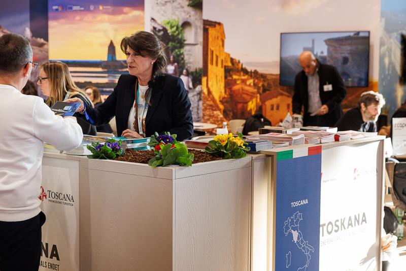 Lubuskie na międzynarodowych Targach Turystycznych ITB Berlin 2025

 Tegoroczne polskie stoisko narodowe koncentruje się na promocji turystyki kulinarnej oraz prezydencji Polski w Unii Europejskiej.
Wśród regionów prezentujących swoją ofertę nie mogło zabraknąć Województwa Lubuskiego. Nasz region promuje swoje unikalne walory – malownicze krajobrazy, bogatą ofertę enoturystyczną oraz aktywne formy wypoczynku w otoczeniu natury.
