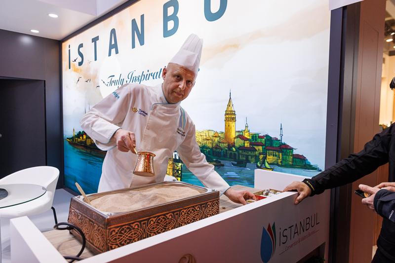 Lubuskie na międzynarodowych Targach Turystycznych ITB Berlin 2025

 Tegoroczne polskie stoisko narodowe koncentruje się na promocji turystyki kulinarnej oraz prezydencji Polski w Unii Europejskiej.
Wśród regionów prezentujących swoją ofertę nie mogło zabraknąć Województwa Lubuskiego. Nasz region promuje swoje unikalne walory – malownicze krajobrazy, bogatą ofertę enoturystyczną oraz aktywne formy wypoczynku w otoczeniu natury.