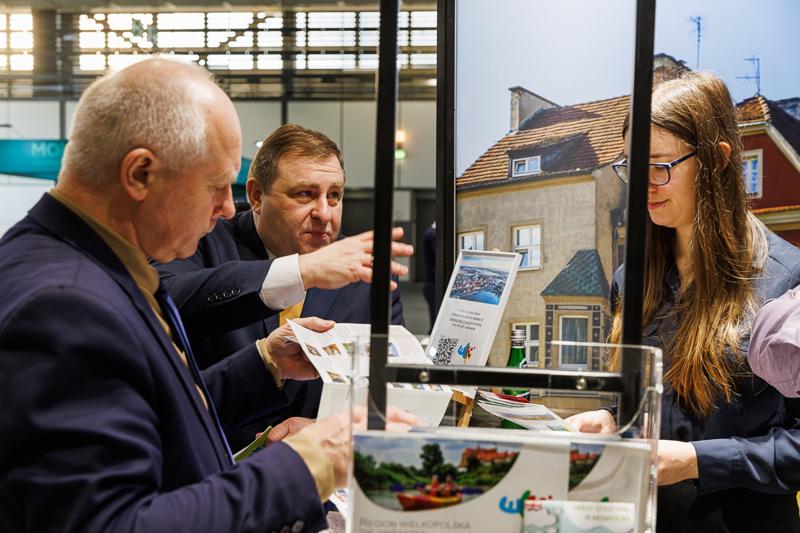 Lubuskie na międzynarodowych Targach Turystycznych ITB Berlin 2025

 Tegoroczne polskie stoisko narodowe koncentruje się na promocji turystyki kulinarnej oraz prezydencji Polski w Unii Europejskiej.
Wśród regionów prezentujących swoją ofertę nie mogło zabraknąć Województwa Lubuskiego. Nasz region promuje swoje unikalne walory – malownicze krajobrazy, bogatą ofertę enoturystyczną oraz aktywne formy wypoczynku w otoczeniu natury.