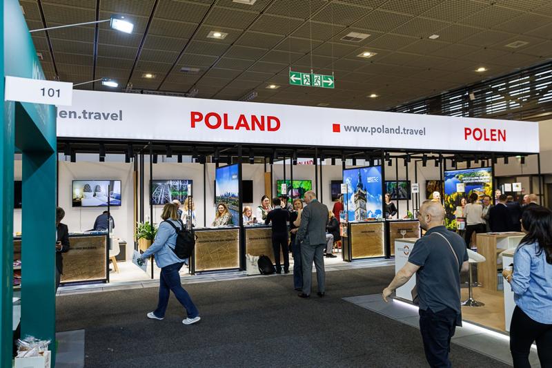 Lubuskie na międzynarodowych Targach Turystycznych ITB Berlin 2025

 Tegoroczne polskie stoisko narodowe koncentruje się na promocji turystyki kulinarnej oraz prezydencji Polski w Unii Europejskiej.
Wśród regionów prezentujących swoją ofertę nie mogło zabraknąć Województwa Lubuskiego. Nasz region promuje swoje unikalne walory – malownicze krajobrazy, bogatą ofertę enoturystyczną oraz aktywne formy wypoczynku w otoczeniu natury.
