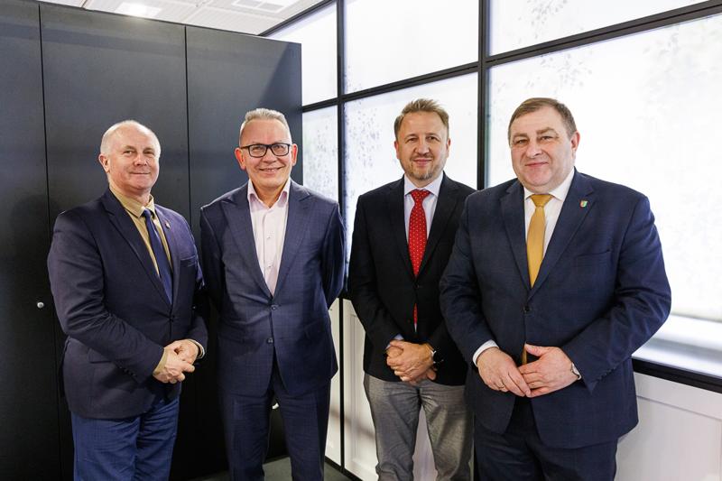 Lubuskie na międzynarodowych Targach Turystycznych ITB Berlin 2025

 Tegoroczne polskie stoisko narodowe koncentruje się na promocji turystyki kulinarnej oraz prezydencji Polski w Unii Europejskiej.
Wśród regionów prezentujących swoją ofertę nie mogło zabraknąć Województwa Lubuskiego. Nasz region promuje swoje unikalne walory – malownicze krajobrazy, bogatą ofertę enoturystyczną oraz aktywne formy wypoczynku w otoczeniu natury.