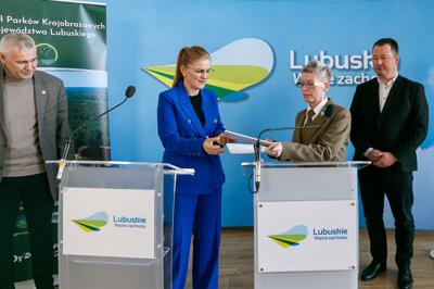 6 marca 2025 r. Dyrektor Zespołu Parków Krajobrazowych Województwa Lubuskiego w Gorzowie Wlkp. Alina Jągowska oraz dr Ewa Pawlak – Dyrektor Muzeum Lubuskiego w Gorzowie Wlkp. podpisały porozumienie o współpracy w zakresie upowszechniania dziedzictwa kulturowego i ochrony dóbr kultury oraz zachowania i popularyzowania wartości historycznych i kulturowych.  