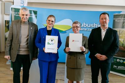 6 marca 2025 r. Dyrektor Zespołu Parków Krajobrazowych Województwa Lubuskiego w Gorzowie Wlkp. Alina Jągowska oraz dr Ewa Pawlak – Dyrektor Muzeum Lubuskiego w Gorzowie Wlkp. podpisały porozumienie o współpracy w zakresie upowszechniania dziedzictwa kulturowego i ochrony dóbr kultury oraz zachowania i popularyzowania wartości historycznych i kulturowych.  