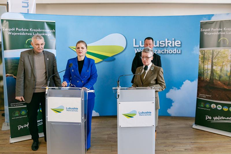 6 marca 2025 r. Dyrektor Zespołu Parków Krajobrazowych Województwa Lubuskiego w Gorzowie Wlkp. Alina Jągowska oraz dr Ewa Pawlak – Dyrektor Muzeum Lubuskiego w Gorzowie Wlkp. podpisały porozumienie o współpracy w zakresie upowszechniania dziedzictwa kulturowego i ochrony dóbr kultury oraz zachowania i popularyzowania wartości historycznych i kulturowych.