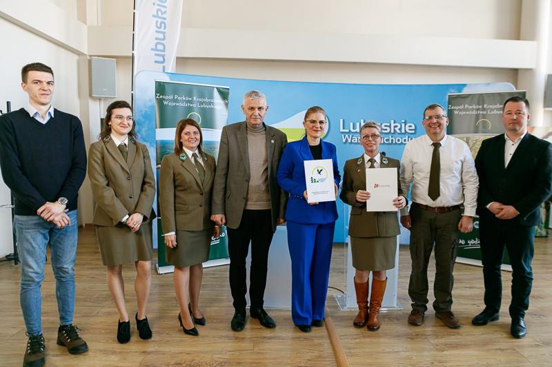 6 marca 2025 r. Dyrektor Zespołu Parków Krajobrazowych Województwa Lubuskiego w Gorzowie Wlkp. Alina Jągowska oraz dr Ewa Pawlak – Dyrektor Muzeum Lubuskiego w Gorzowie Wlkp. podpisały porozumienie o współpracy w zakresie upowszechniania dziedzictwa kulturowego i ochrony dóbr kultury oraz zachowania i popularyzowania wartości historycznych i kulturowych.