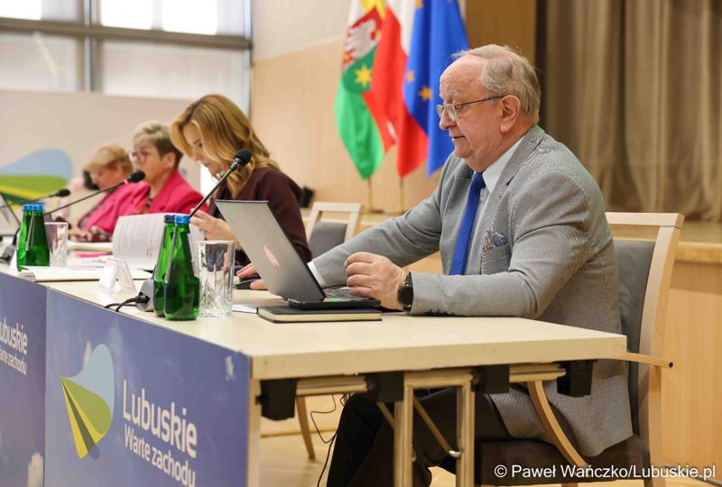 Prezydium Sejmiku Województwa Lubuskiego podczas VIII zwyczajnej sesji Sejmiku Województwa Lubuskiego w Sali Kolumnowej Urzędu Marszałkowskiego Województwa Lubuskiego w Zielonej Górze